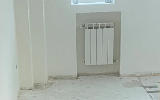 Hueco del radiador antes de colocar el marco de acabado.