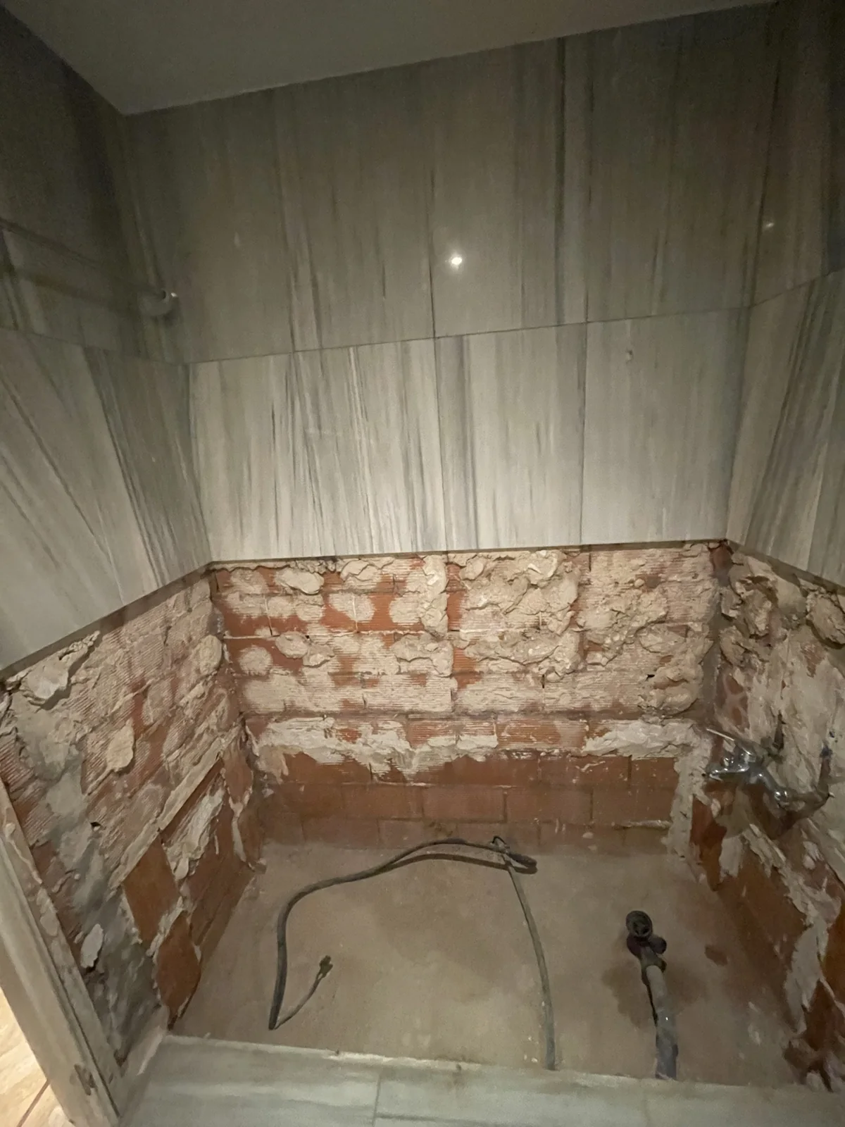 Espacio de la ducha tras retirar la bañera.