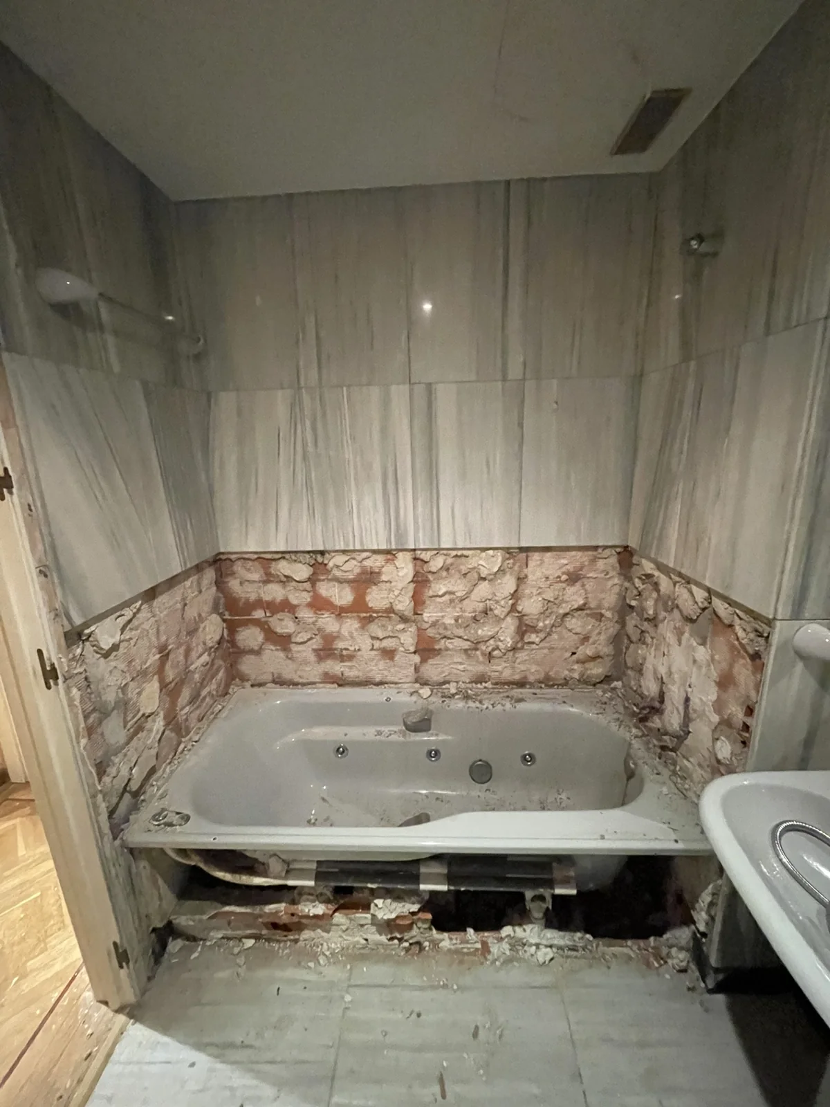 Retirada del revestimiento en la zona de la bañera.