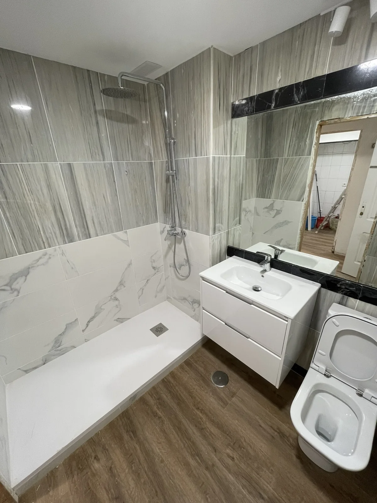 Nuevo mueble de lavabo e inodoro, antes de instalar la mampara.