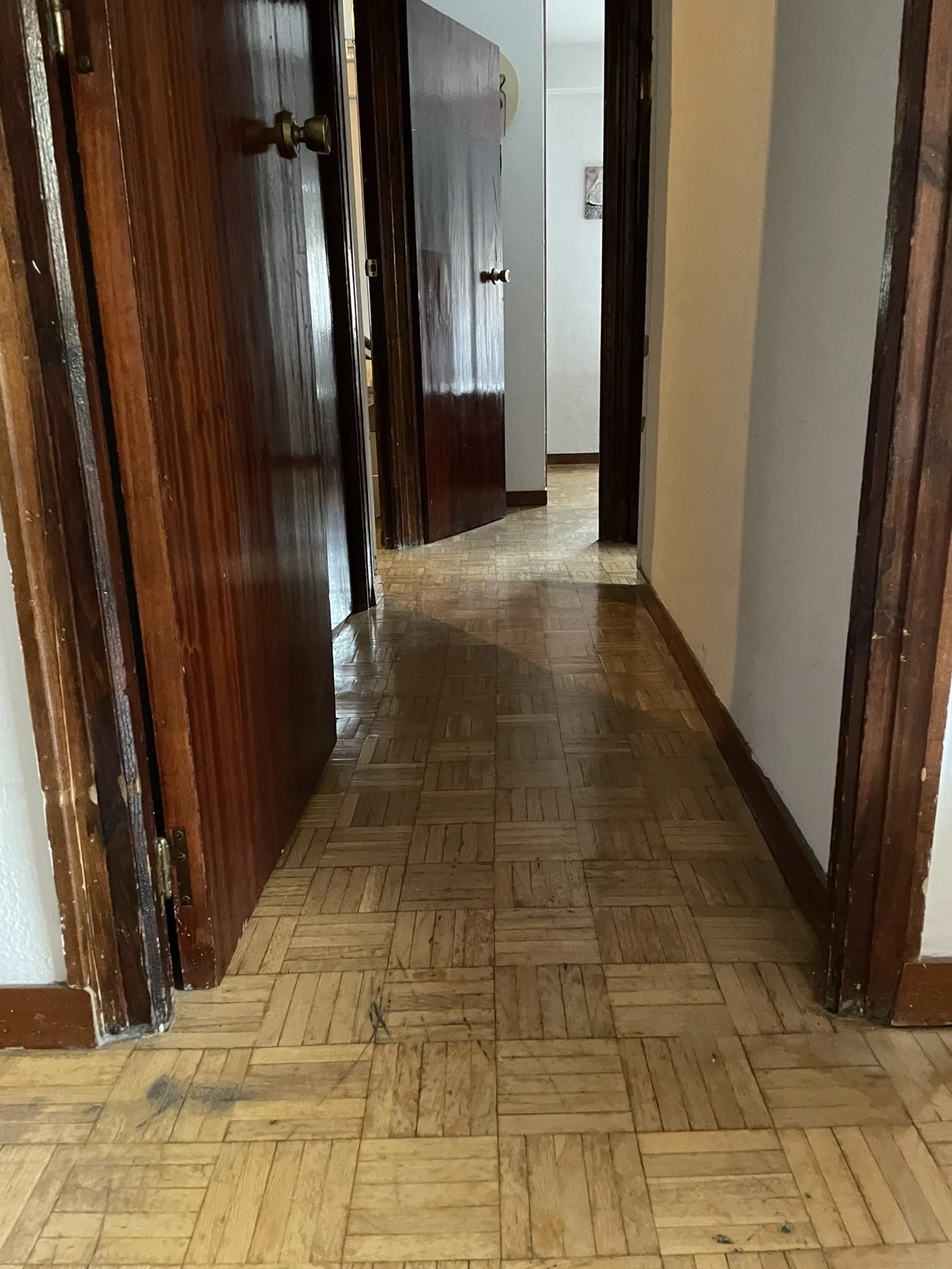 Parquet de tablillas y rodapiés existentes antes del cambio.