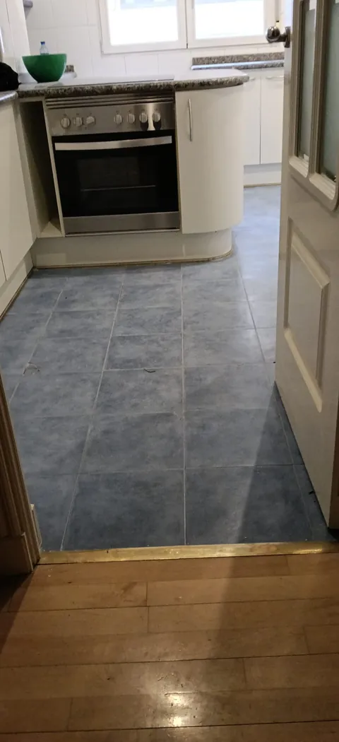 La misma cocina con el suelo azul anterior