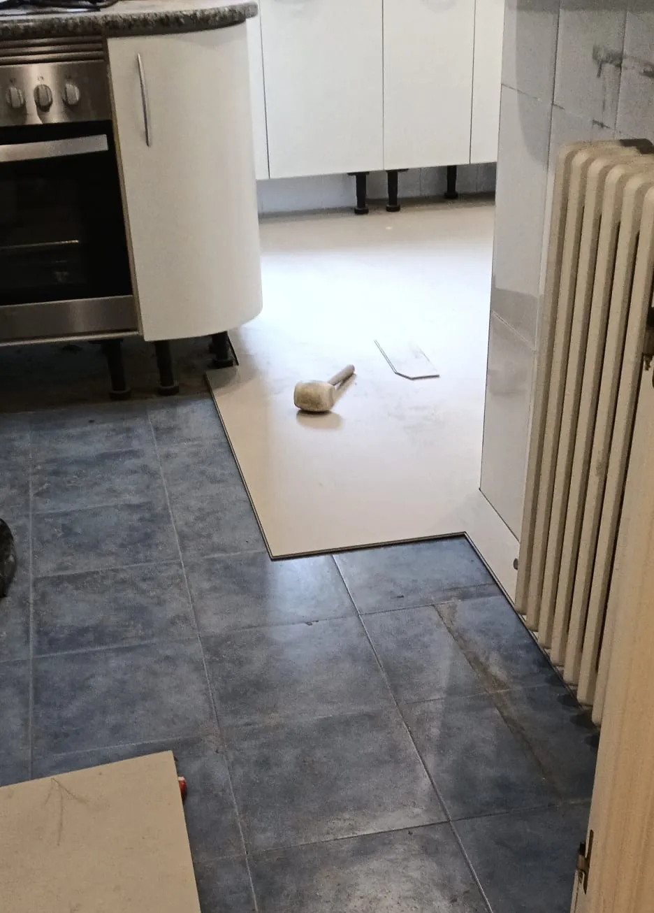 Colocación del suelo con los zócalos de los muebles retirados.
