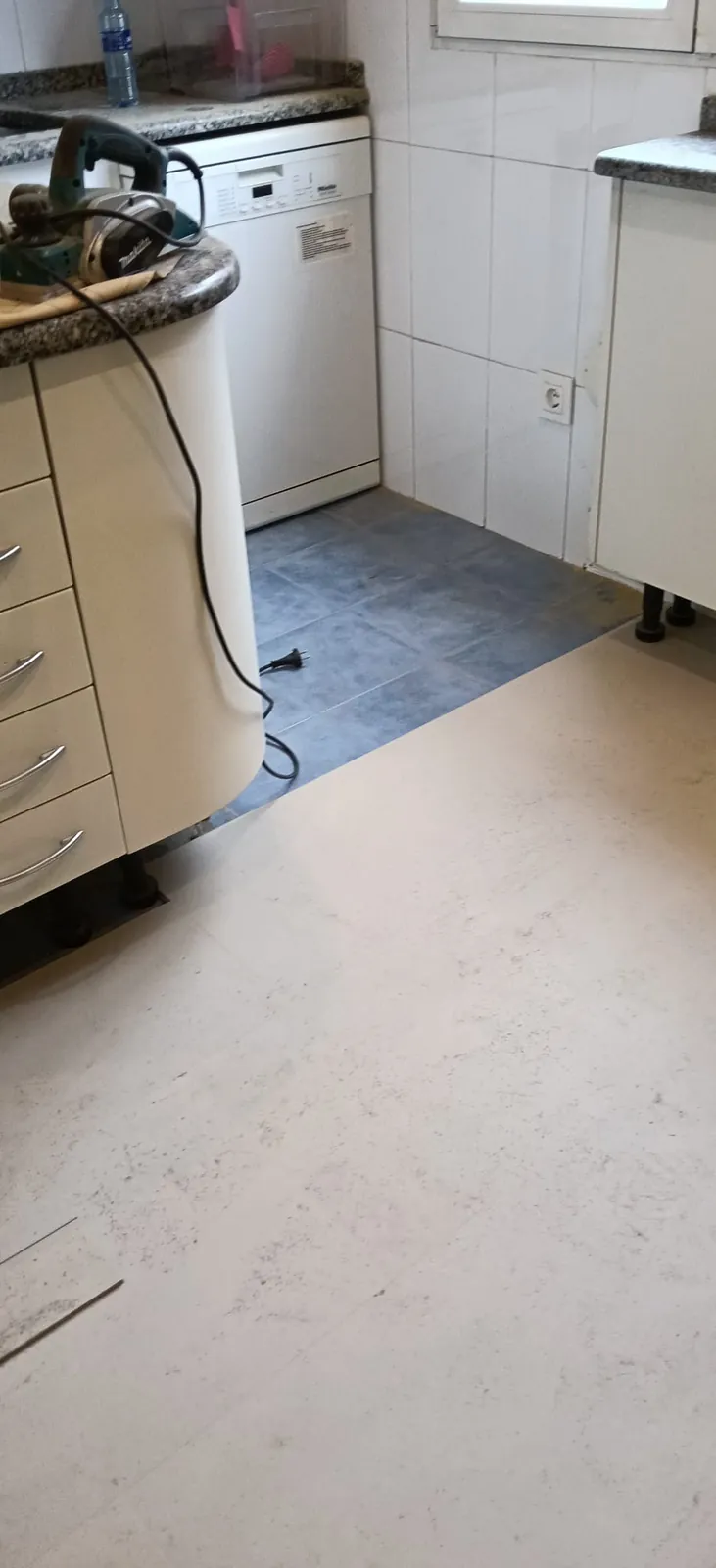 Instalación en marcha: conviven el suelo azul y las piezas nuevas.