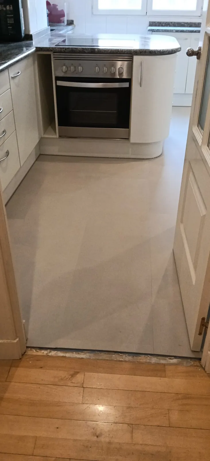 La misma cocina con el suelo vinílico Arbiton instalado.