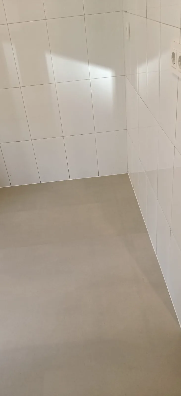 Detalle del nuevo suelo y su encuentro con las paredes alicatadas.