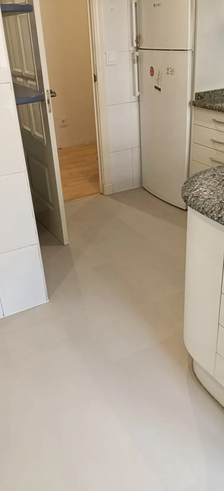 El pavimento claro terminado en la cocina.
