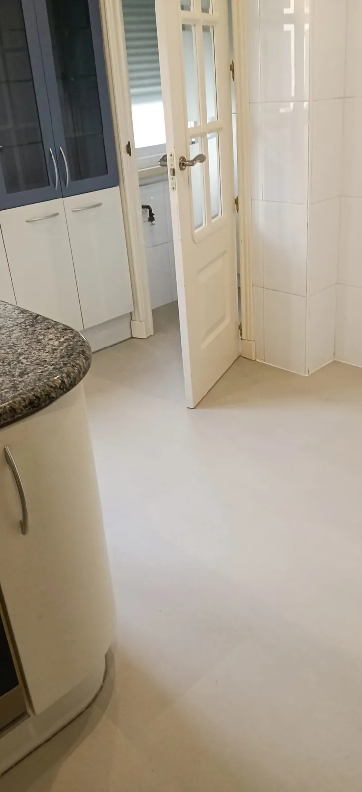 Suelo claro terminado en la misma zona de la cocina.