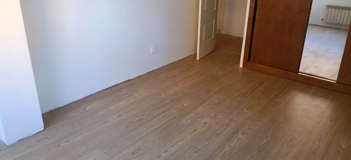 La habitación con el suelo instalado y las paredes todavía sin rodapié.