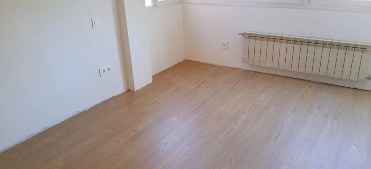 La zona de la ventana y el radiador, antes de colocar el rodapié.