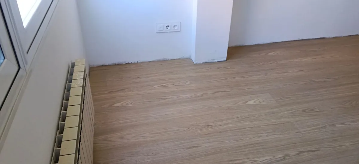 Encuentro del suelo con el pilar y la pared, todavía sin rodapié.