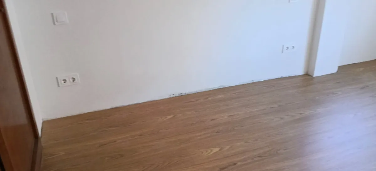 Tramo de pared antes de colocar el rodapié.