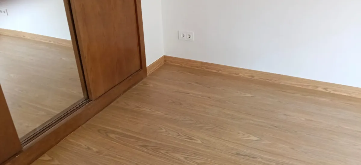 El rincón terminado y el encuentro del rodapié con el armario.