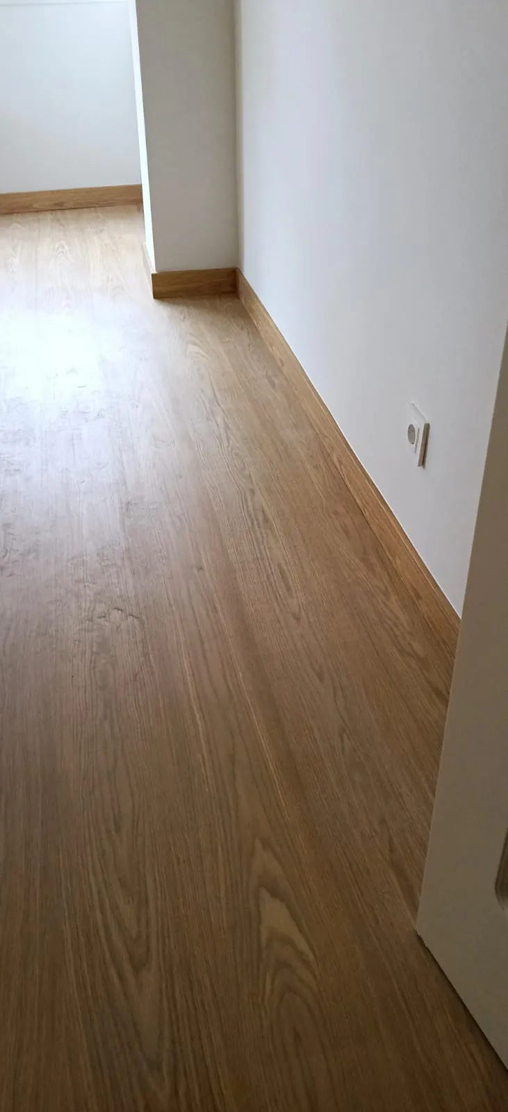 Detalle del rodapié en el retorno de pared junto a la entrada.