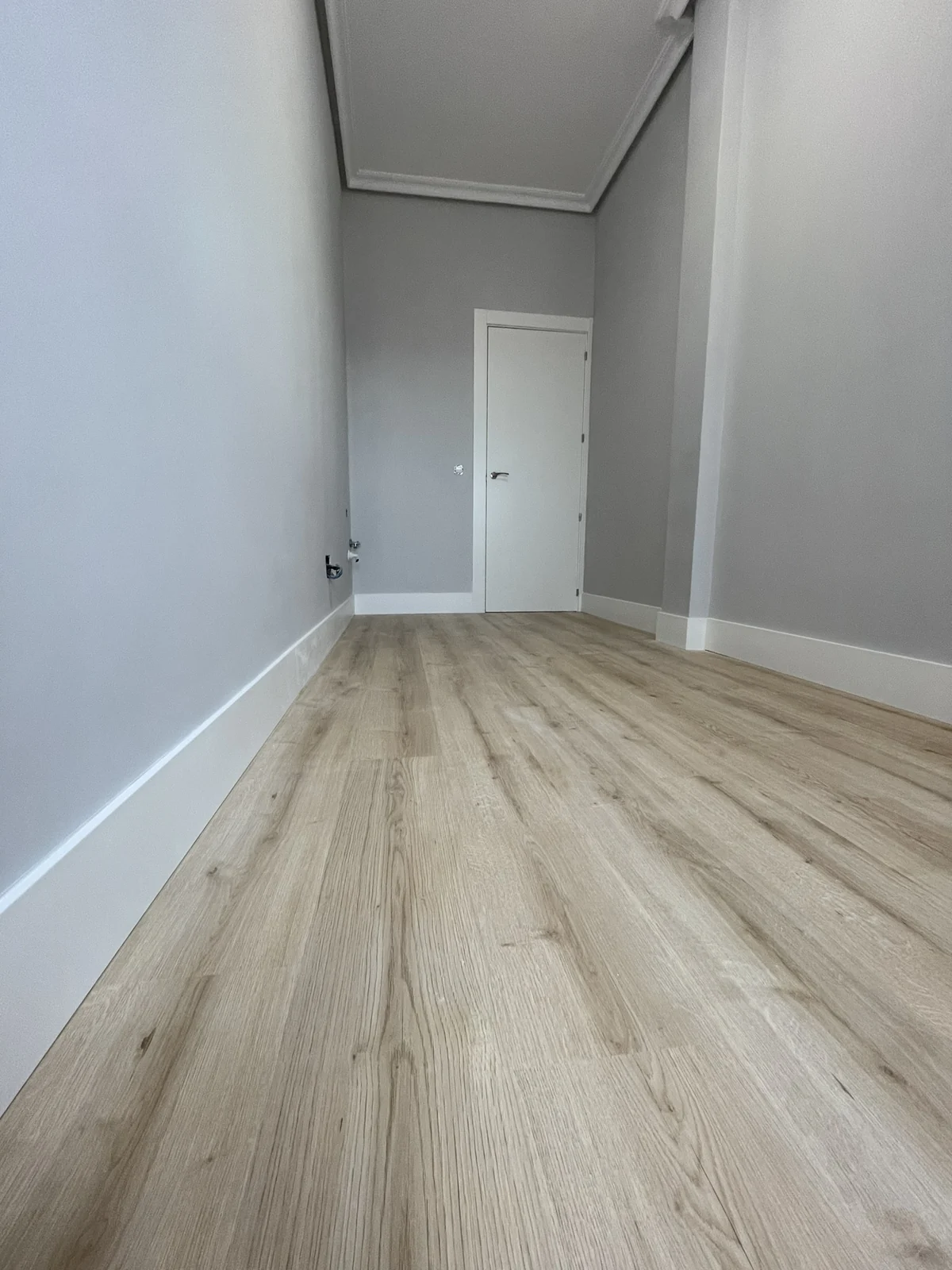 Habitación 2 terminada, vista hacia la puerta y el pilar.