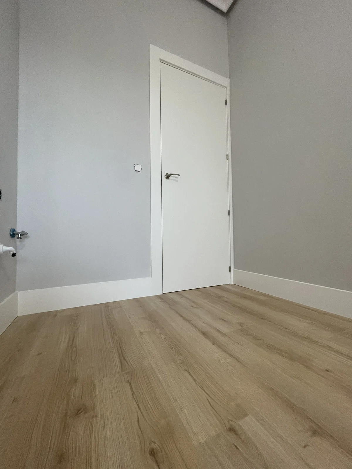 Habitación 1: detalle del suelo y del rodapié junto a la puerta.