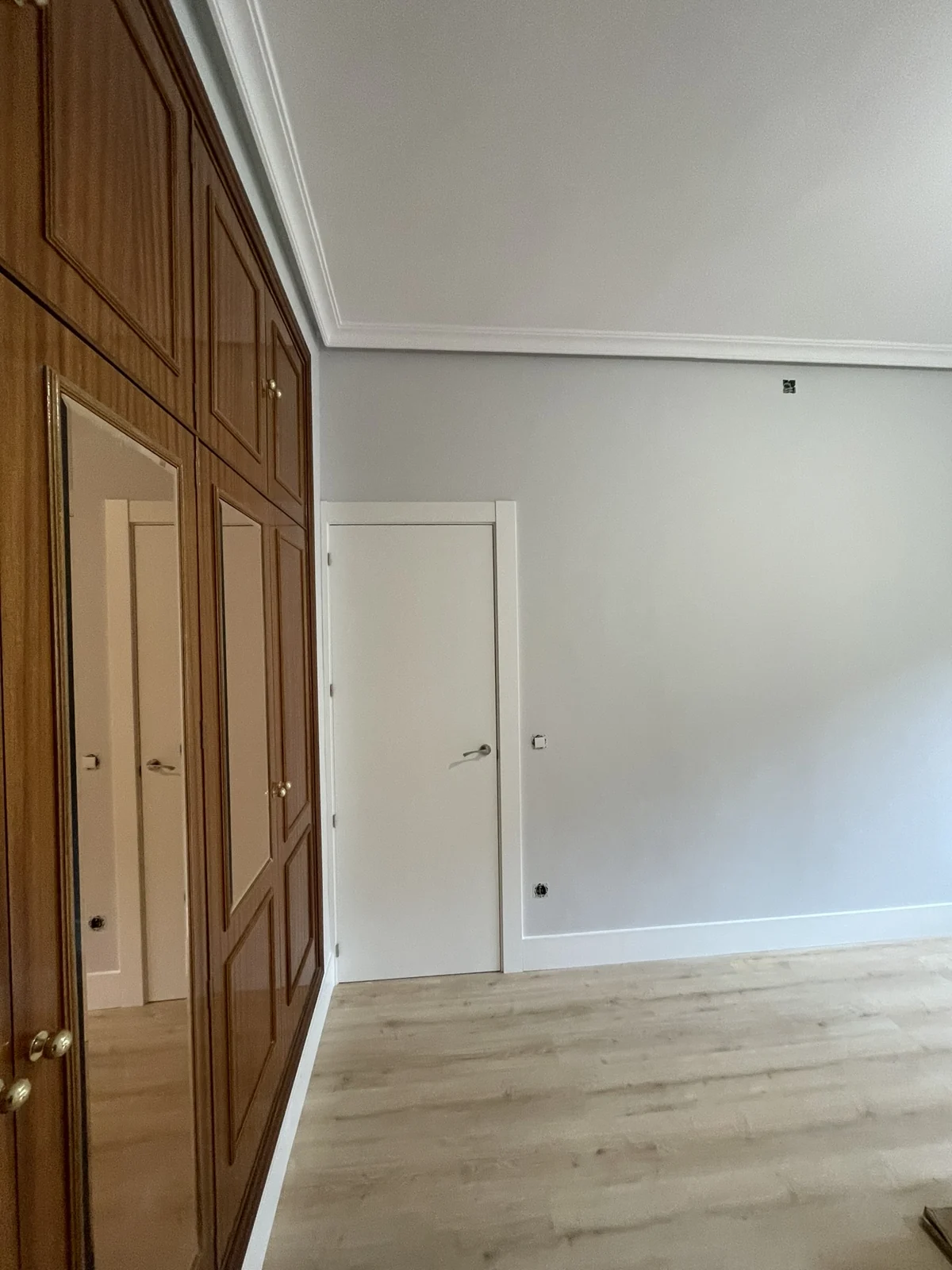 Habitación 3: continuidad del suelo junto al armario y la puerta.