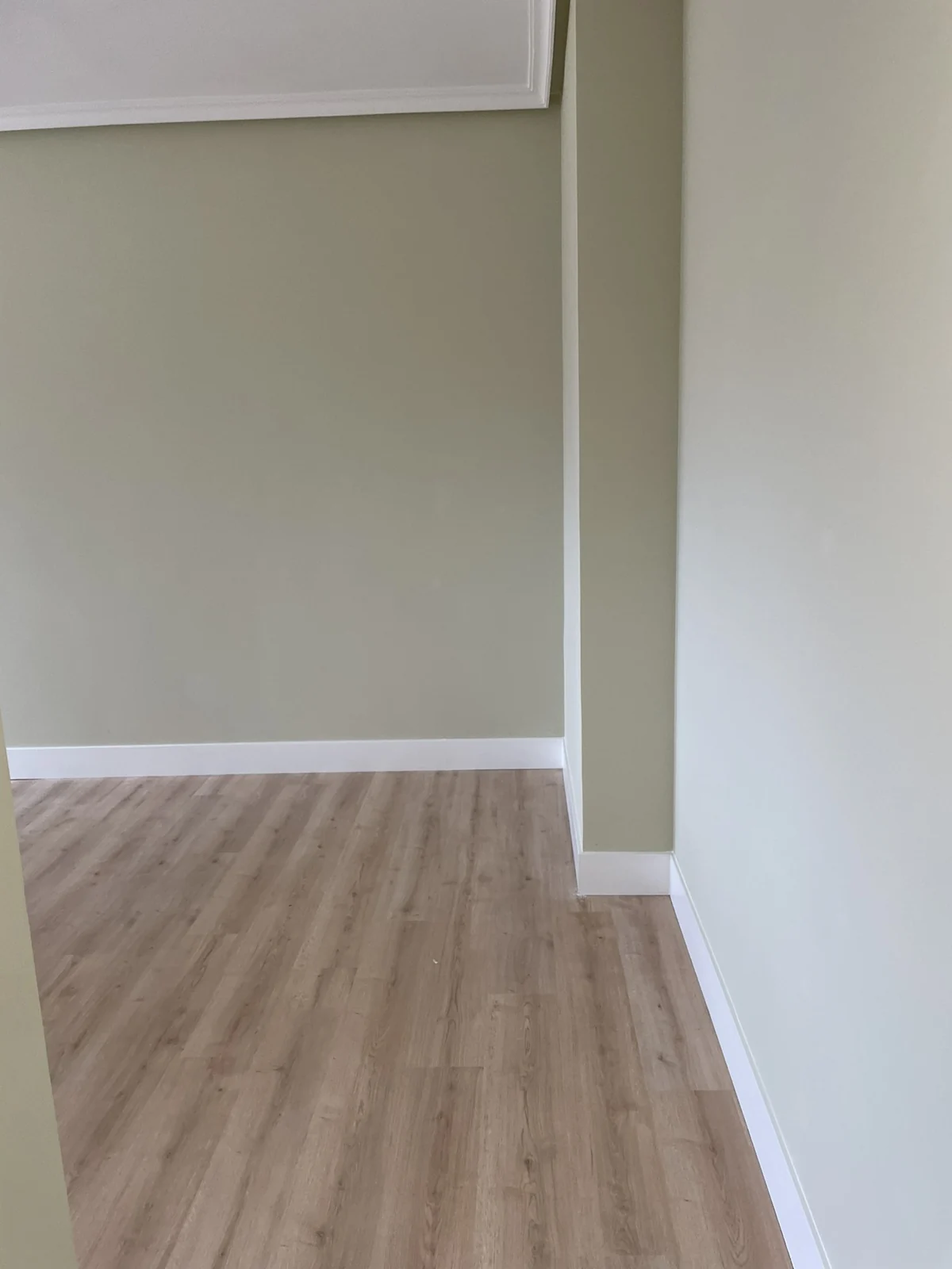 Encuentros del rodapié con los cambios de plano junto al paso.